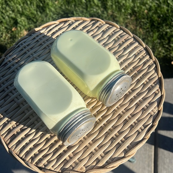 1930 McKee Glass Co, Seville Sugar Flour Shaker Set Custard Yellow Uranium Glass - Picture 5 of 13